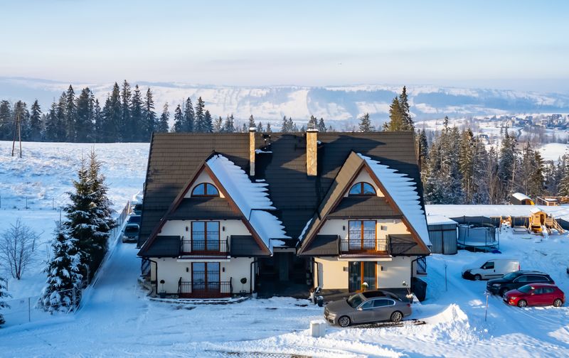 dom w górach zimą